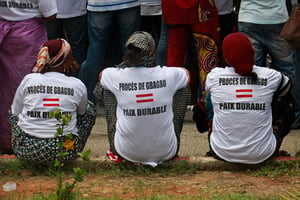 Manifestation de proches des victimes de la crise postélectorale, réclamant que Laurent Gbagbo soit poursuivi devant la CPI. © REUTERS/Thierry Gouegnon