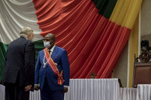 Faustin Archange Touadéra et Vladimir Efimovich Titorenko, l’ambassadeur russe à Bangui, le 30 mars 2021 lors de l’investiture duy président centrafricain pour un second mandat. © Adrienne Surprenant/AP/SIPA