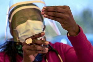 Une infirmière prépare une dose de vaccin dans une clinique proche de Johannesburg, le 25 mai 2021. © Themba Hadebe/AP/SIPA
