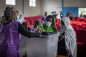 Les Éthiopiens ont voté lors des élections législatives dans un centre de vote de la capitale Addis-Abeba, en Éthiopie, lundi 21 juin 2021. © Ben Curtis/AP/SIPA