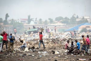 Des hommes travaillent sur une décharge de déchets électroniques à la périphérie d’Accra, au Ghana, le 9 avril 2015. © KAY NIETFELD/AFP