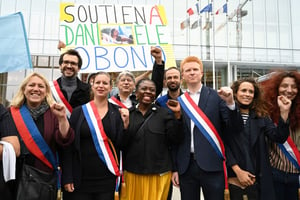 La France insoumise réunie en comité de soutien à Danièle Obono, devant le tribunal de Paris, le 23 juin. © BERTRAND GUAY/AFP