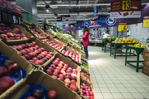 Les supermarchés Carrefour, comme ici à Casablanca, s’approvisionnent en produits frais dans le royaume. © Hassan Ouazzani pour JA