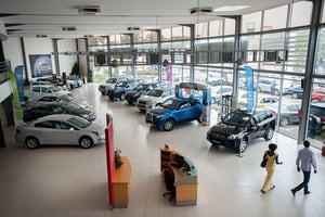 En Afrique de l’Ouest, les entreprises achètent près de 75% des véhicules neufs et ont drastiquement réduit leurs acquisitions en 2020. Ici, CFAO Motors à Dakar. © Sylvain Cherkaoui pour Jeune Afrique