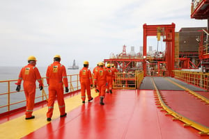 Les salariés d’ENI sur une plateforme offshore au large de l’Angola. © Flick/Licence CC