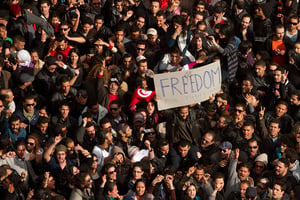 Le 14 janvier 2011, à Tunis, environ dix-mille Tunisiens manifestaient devant le ministère de l’Intérieur, après le discours télévisé du président Ben Ali. La police avait dispersé la foule à l’aide de gaz lacrymogènes. © HALEY/SIPA