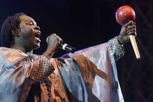 Le chanteur sénégalais Baaba Maal se produit sur scène le 11 décembre 2015 sur la place de l’Obélisque à Dakar, lors d’un concert pour la Planète organisé le dernier jour de la COP21. © SEYLLOU / AFP