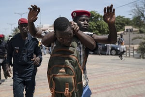 Un manifestant protestant contre la réforme du code pénal se fait arrêter à Dakar, le 25 juin 2021. © Leo Correa/AP/SIPA