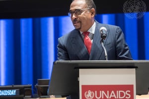 Michel Sidibé, ancien directeur exécutif du Programme commun des Nations unies sur le VIH/sida, lors d’un événement organisé à l’occasion de la Journée mondiale du sida, le 1er décembre. © Mark Garten/UN Photo