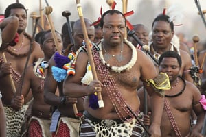 Le roi d’Eswatini, Mswati III, ici le 3 septembre 2012, lors d’une danse des roseaux à Mbabane. © Themba Hadebe/AP/SIPA