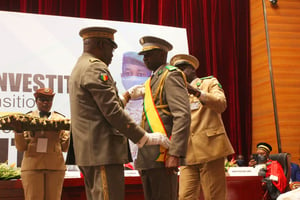 Le colonel Assimi Goïta, lors de sa prestation de serment comme président de la transition au Mali, le 7 juin 2021 à Bamako. © CHINE NOUVELLE/SIPA