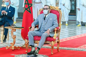 Le roi Mohammed VI et Othman Benjelloun (à g.), le 6 juillet 2021, au Palais royal de Fès, lors de la cérémonie de signature des accords de coopération avec Sinopharm. © MAP