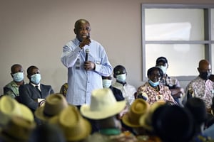 Laurent Gbagbo prononce un discours lors d’une réunion avec des chefs traditionnels et des membres de son parti dans sa résidence à Mama, son village natal, le 28 juin 2021. © SIA KAMBOU / AFP