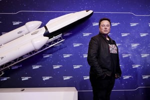 Elon Musk, propriétaire de SpaceX et PDG de Tesla, arrive sur le tapis rouge du prix Axel Springer pour les médias, à Berlin, en Allemagne, mardi 1er décembre 2020. © Hannibal Hanschke/AP/SIPA