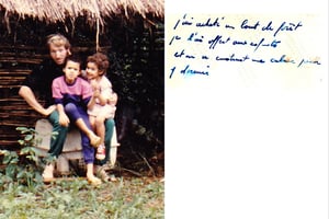 Musigati, 1988. Gaël Faye aux cotés de sa sœur, Johanna, sur les genoux de leur père.