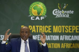 Le président de la CAF, Patrice Motsepe, s’exprime lors d’une conférence de presse à Johannesburg, en Afrique du Sud, le mardi 16 mars 2021. © AP Photo/Themba Hadebe/Sipa