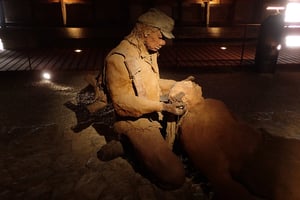 Les héritiers d’Ousmane Sow ont prêté pour dix années renouvelables l’ensemble de 35 sculptures que l’artiste réalisa entre 1996 et 1998. Exposition de l’artiste sénégalais Ousmane Sow retraçant la bataille de Little Bighorn à Mont-Dauphin dans les Alpes.
© Nicolas Michel pour JA