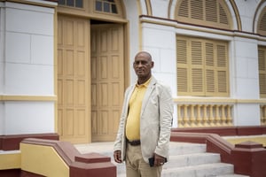L’architecte Mamadou Berthé devant l’entrée de l’hôtel de ville de Dakar, qu’il vient de restaurer.