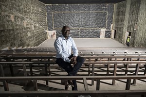 Moustapha Samb, le directeur du nouveau multiplexe Pathé-Gaumont en cours de construction à Dakar. © Sylvain Cherkaoui pour JA