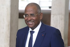 Le gouvernement de Patrick Achi prévoit de dépenser quelque 15 milliards d’euros en 2022, un montant en hausse de près de 15 % par rapport à 2021. Ici, le Premier ministre au palais présidentiel à Abidjan, le 7 avril 2021. © LEGNAN KOULA/MAX PPP