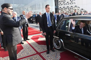 Le roi du Maroc Mohammed VI salue le président français Emmanuel Macron lors de son départ après l’inauguration d’une ligne à grande vitesse à la gare de Rabat le 15 novembre 2018. © CHRISTOPHE ARCHAMBAULT/AFP