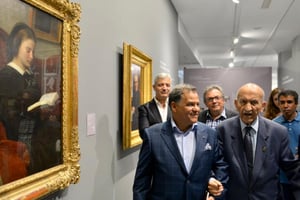 L’ancien Premier ministre Abderrahmane Youssoufi visitant le Musée Mohammed-VI d’art contemporain, à Rabat, aux côtés de Mehdi Qotbi (à g.) © Fondation nationale des musées