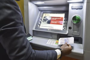 Retrait d’argent dans un guichet automatique au siège de la Société Générale Cote d’Ivoire (SGCI), en décembre 2018, à Abidjan. © Olivier pour JA