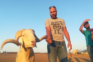 Hamza, 40 ans, éleveur comme son père, en compagnie de Rocky. © Arezki Said