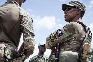 Un membre de la protection rapprochée de Touadéra, de la société russe Sewa Security, à Berengo, en Centrafrique, le 4 août 2018. © FLORENT VERGNES/AFP