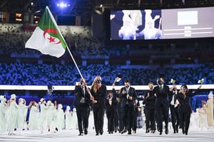 Amel Melih et Mohamed Flissi portent avec bonheur et fierté le drapeau de l’Algérie lors de la cérémonie d’ouverture des JO de Tokyo 2020, au stade olympique, le 23 juillet 2021. © Matthias Hangst/Getty Images