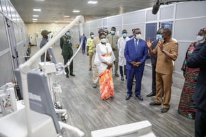 Macky Sall, le 27 juillet 2021, lors d’une visite au Centre de traitement des épidémies, à Dakar. © Creative Commons / Flickr / Papa Matar Diop / Présidence du Sénégal
