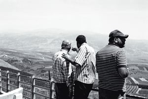 Touristes libanais sur le promontoire surplombant la « ligne bleue » au sud du Liban, à la frontière avec Israël, en 2016. © Catherine Cattaruzza