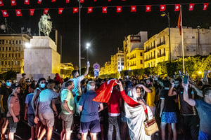 Manifestations sur l’avenue Habib-Bourguiba, à Tunis, le 25 juillet 2021, après l’allocution du président, Kaïs Saïed. © Nicolas Fauqué/www.imagesdetunisie.com