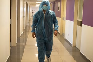 Un médecin algérien dans un hôpital d’Oran, le 1er avril 2021. © Photo by Hamza Bouhara/ABACAPRESS.COM