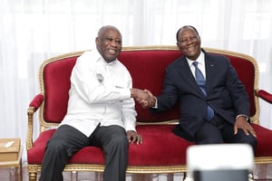 Laurent Gbagbo et Alassane Ouattara lors de leur rencontre le 27 juillet 2021, à Abdidjan. © Cyrille Bah/AFP