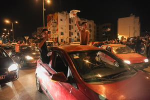 Dans les rues du gouvernorat de l’Ariana près de Tunis, le 25 juillet 2021, des manifestants fêtent la décision du président tunisien de limoger le gouvernement, de suspendre le Parlement et l’immunité de tous ses membres. © Chedly Ben Ibrahim / Hans Lucas via AFP