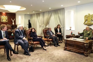 Le 5 avril 2019, Khalifa Haftar (à droite) rencontre le secrétaire général des Nations Unies Antonio Guterres (à gauche) et Ghassan Salame (à droite), envoyé spécial de l’ONU pour la Libye et chef de la Mission d’appui des Nations Unies en Libye. © AFP