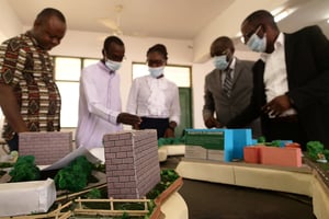 Étudiants et enseignants à l’École africaine des métiers de l’architecture et de l’urbanisme (EAMAU) de Lomé, en juillet 2021. © Caroline Chauvet pour JA