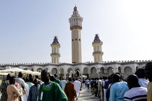 Pèlerins devant la Grande Mosquée de Touba, à l’occasion du Magal, en octobre 2018. © Seyllou/AFP