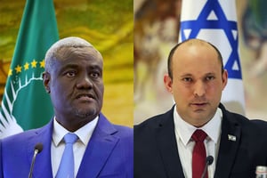 Moussa Faki Mahamat, le président de la Commission de l’UA, et Naftali Bennett, le Premier ministre israélien. © Gil Cohen-Magen/Mark Schiefelbein/AP/SIPA/Montage JA