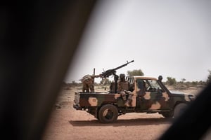 Une camionnette de l’armée malienne patrouille dans la ville de Konna le 20 mars 2021 alors que le Premier ministre malien et sa délégation visitent la ville du centre du Mali pour assister à l’inauguration du nouveau port fluvial, qui a été détruit par les bombardements pendant la guerre en 2013. © MICHELE CATTANI/AFP