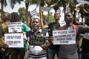 Des élèves et des enseignants maliens manifestent pour demander l’interruption de la grève scolaire qui dure depuis un mois et demi, le 14 mars 2019 à Bamako. © MICHELE CATTANI/AFP