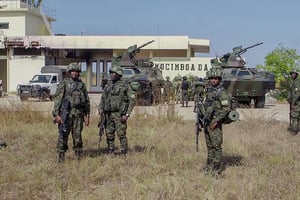 Des soldats rwandais se rassemblent à l’aéroport de Mocimboa da Praia, dans la province de Cabo Delgado, au Mozambique, le 9 août 2021. © Marc Hoogsteyns/AP/SIPA