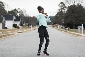Jalaiah Harmon, 14 ans, interprète « Renegade », une danse qu’elle a créée et qui a explosé sur Internet, à Fayetteville, Géorgie, le 8 février 2020. © JILL FRANK/The New York Times-REDUX-REA