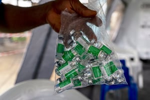 Des ampoules contenant des doses de vaccin AstraZeneca en RDC © ARSENE MPIANA/AFP