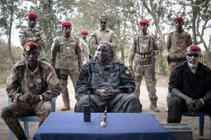 Ali Darassa (au centre), leader du groupe rebelle UPC, à Bokolobo, près de Bambari, le 16 mars 2019. © Florent Vergnes/AFP