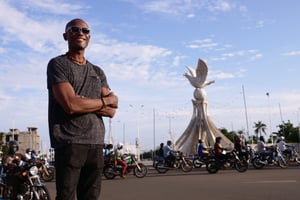 Le plasticien Camille Tété Azankpo, sur le rond-point de la Colombe-de-la-Paix, à Lomé. © Caroline Chauvet pour JA