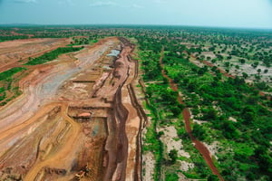 Vue aérienne de la mine d’or de Mana de l’entreprise Semafo. Burkina Faso. © Renaud VAN DER MEEREN/EDJ