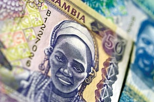 Un billet de Dalasi, la monnaie gambienne. © Glowimages/Getty