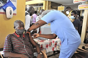 Vaccination contre le Covid, à l’hôpital d’Accra, au Ghana, le 19 mai 2021. © Seth/Xinhua/Rea